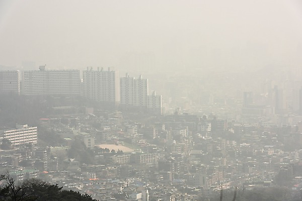 포토 JPG 주간 서울 공해 사람없음 야외 건물 도시 오염 먼지 대기오염 남산 황사 미세먼지 국내포토 자연요소 건축물 한국 환경오염 랜드마크 파일형식