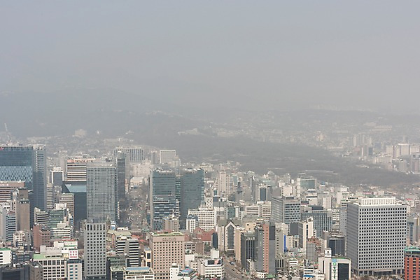 포토 JPG 주간 서울 공해 사람없음 야외 건물 도시 오염 먼지 대기오염 남산 황사 미세먼지 국내포토 자연요소 건축물 한국 환경오염 랜드마크 파일형식