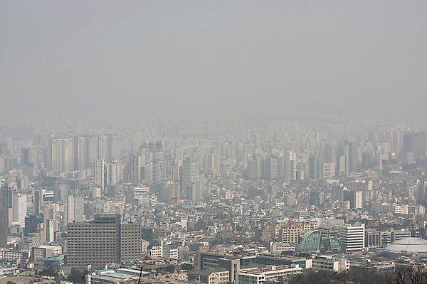 포토 JPG 주간 서울 공해 사람없음 야외 건물 도시 오염 먼지 대기오염 남산 황사 미세먼지 국내포토 자연요소 건축물 한국 환경오염 랜드마크 파일형식