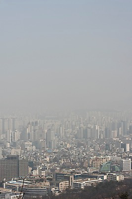 포토 JPG 주간 서울 공해 사람없음 야외 건물 도시 오염 먼지 대기오염 남산 황사 미세먼지 국내포토 자연요소 건축물 한국 환경오염 랜드마크 파일형식