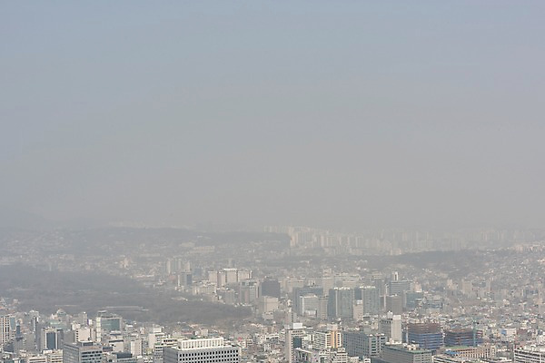 포토 JPG 주간 서울 공해 사람없음 야외 건물 도시 오염 먼지 대기오염 남산 황사 미세먼지 국내포토 자연요소 건축물 한국 환경오염 랜드마크 파일형식