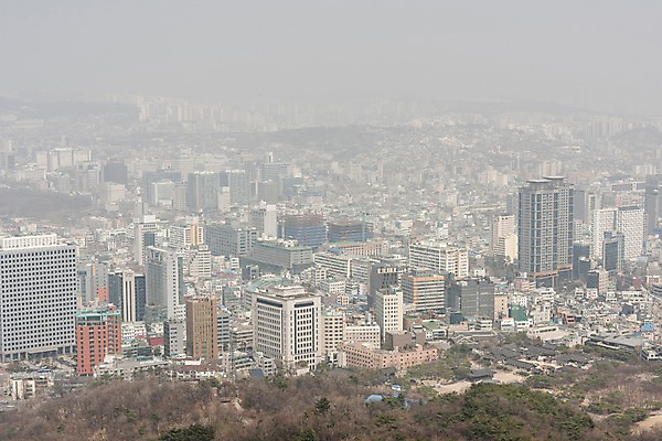 포토 JPG 주간 서울 공해 사람없음 야외 건물 도시 오염 먼지 대기오염 남산 황사 미세먼지 국내포토 자연요소 건축물 한국 환경오염 랜드마크 파일형식
