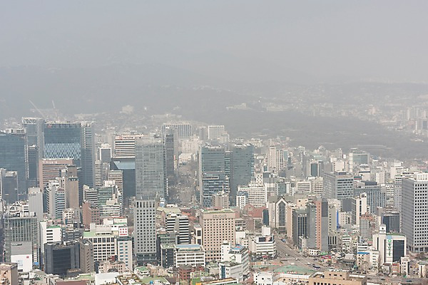 포토 JPG 주간 서울 공해 사람없음 야외 건물 도시 오염 먼지 대기오염 남산 황사 미세먼지 국내포토 자연요소 건축물 한국 환경오염 랜드마크 파일형식