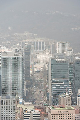 포토 JPG 주간 서울 공해 사람없음 야외 건물 도시 오염 먼지 대기오염 남산 황사 미세먼지 국내포토 자연요소 건축물 한국 환경오염 랜드마크 파일형식