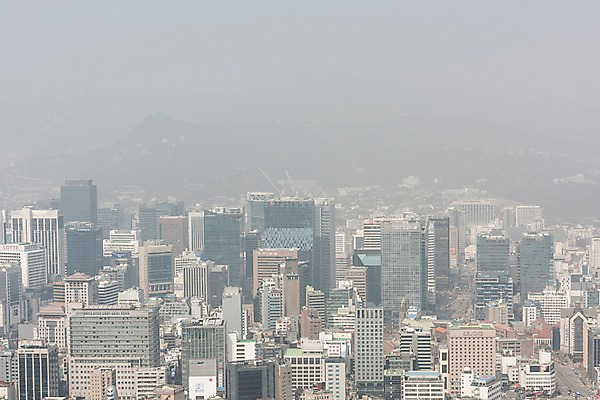 포토 JPG 주간 서울 공해 사람없음 야외 건물 도시 오염 먼지 대기오염 남산 황사 미세먼지 국내포토 자연요소 건축물 한국 환경오염 랜드마크 파일형식
