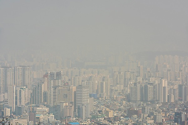 포토 JPG 주간 서울 공해 사람없음 야외 건물 도시 오염 먼지 대기오염 남산 황사 미세먼지 국내포토 자연요소 건축물 한국 환경오염 랜드마크 파일형식