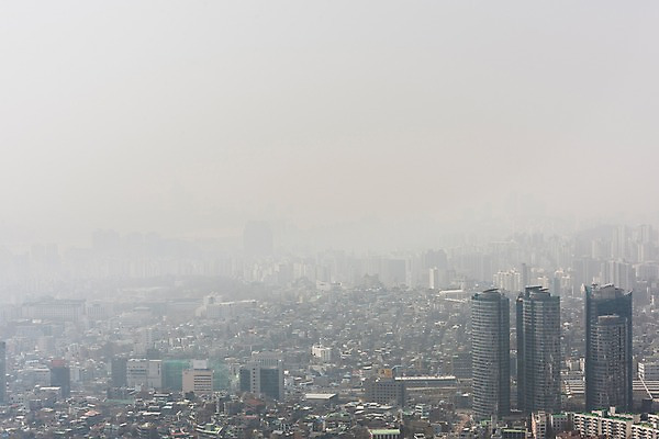 포토 JPG 주간 서울 공해 사람없음 야외 건물 도시 오염 먼지 대기오염 남산 황사 미세먼지 국내포토 자연요소 건축물 한국 환경오염 랜드마크 파일형식
