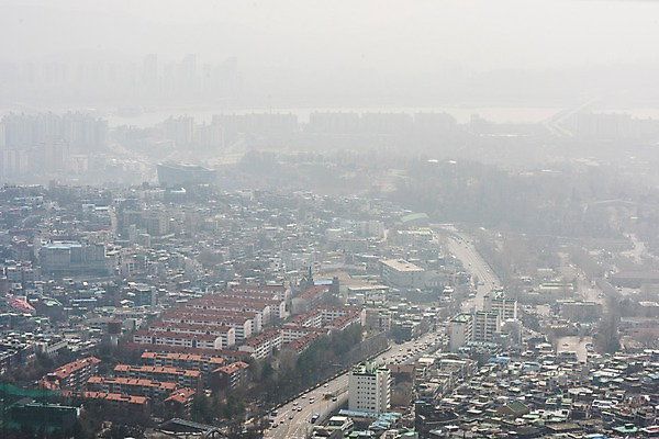 포토 JPG 주간 서울 공해 사람없음 야외 건물 도시 오염 먼지 대기오염 남산 황사 미세먼지 국내포토 자연요소 건축물 한국 환경오염 랜드마크 파일형식