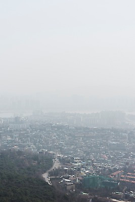 포토 JPG 주간 서울 공해 사람없음 야외 건물 도시 오염 먼지 대기오염 남산 황사 미세먼지 국내포토 자연요소 건축물 한국 환경오염 랜드마크 파일형식