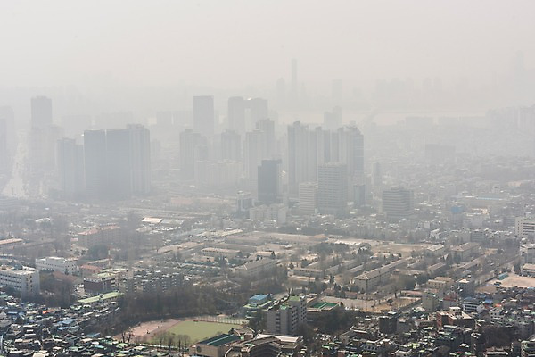 포토 JPG 주간 서울 공해 사람없음 야외 건물 도시 오염 먼지 대기오염 남산 황사 미세먼지 국내포토 자연요소 건축물 한국 환경오염 랜드마크 파일형식
