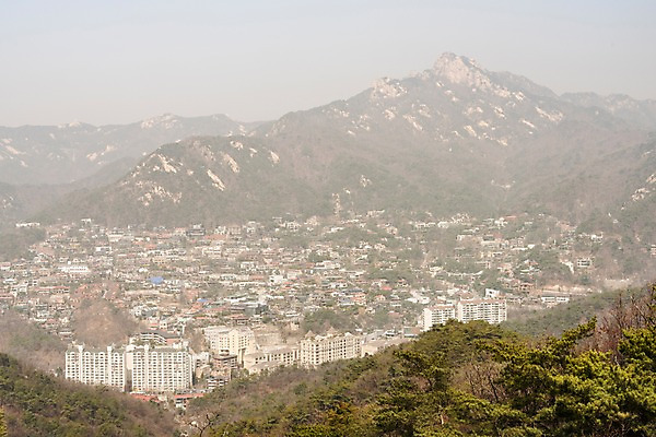 포토 JPG 주간 서울 공해 사람없음 야외 도시 오염 먼지 대기오염 황사 미세먼지 북악산 국내포토 자연요소 산 한국 환경오염 파일형식