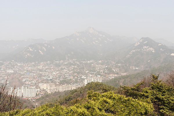 포토 JPG 주간 서울 공해 사람없음 야외 도시 오염 먼지 대기오염 황사 미세먼지 북악산 국내포토 자연요소 산 한국 환경오염 파일형식