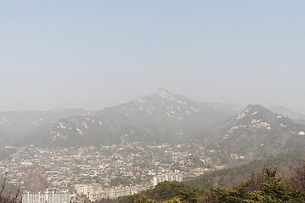 포토 JPG 주간 서울 공해 사람없음 야외 도시 오염 먼지 대기오염 황사 미세먼지 북악산 국내포토 자연요소 산 한국 환경오염 파일형식