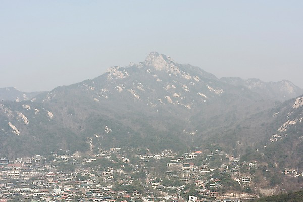 포토 JPG 주간 서울 공해 사람없음 야외 도시 오염 먼지 대기오염 황사 미세먼지 북악산 국내포토 자연요소 산 한국 환경오염 파일형식