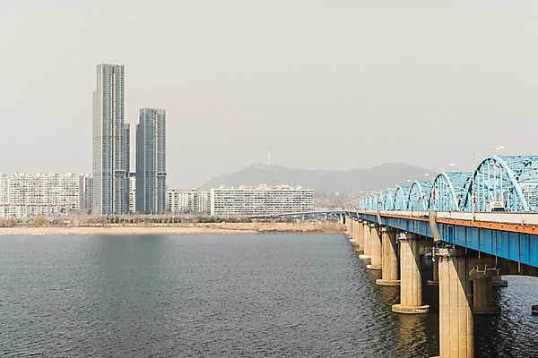 포토 JPG 주간 서울 공해 사람없음 야외 도시 오염 한강 먼지 대기오염 동작대교 황사 가교 미세먼지 국내포토 자연요소 건축물 한국 다리_건축물 환경오염 랜드마크 파일형식
