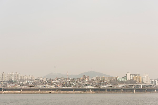 포토 JPG 주간 서울 공해 사람없음 야외 도시 오염 한강 먼지 대기오염 황사 가교 미세먼지 국내포토 자연요소 건축물 한국 환경오염 랜드마크 파일형식