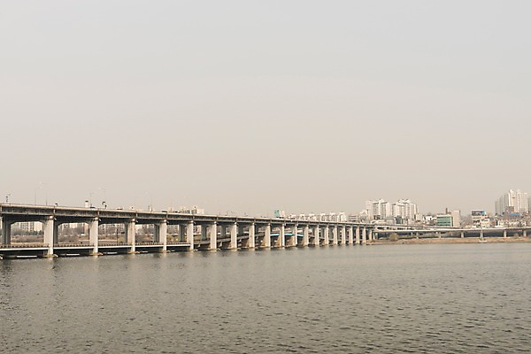 포토 JPG 주간 서울 공해 사람없음 야외 도시 오염 한강 먼지 대기오염 반포대교 황사 가교 미세먼지 국내포토 자연요소 건축물 한국 다리_건축물 환경오염 랜드마크 파일형식