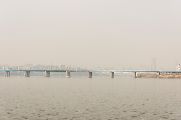 포토 JPG 주간 서울 공해 사람없음 야외 도시 오염 한강 먼지 대기오염 동작대교 황사 가교 미세먼지 국내포토 자연요소 건축물 한국 다리_건축물 환경오염 랜드마크 파일형식