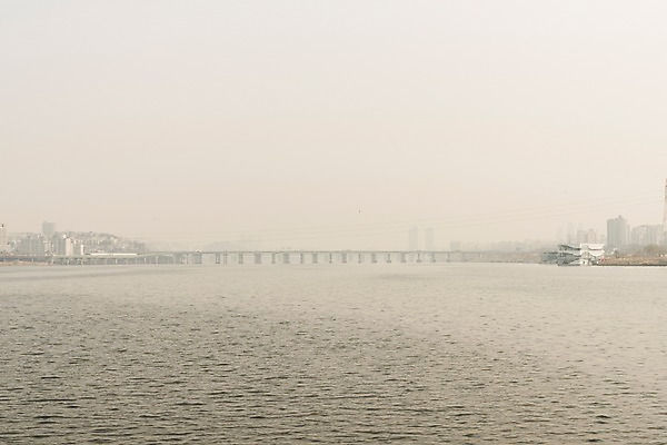 포토 JPG 주간 서울 공해 사람없음 야외 도시 오염 한강 먼지 대기오염 황사 가교 미세먼지 국내포토 자연요소 건축물 한국 환경오염 랜드마크 파일형식
