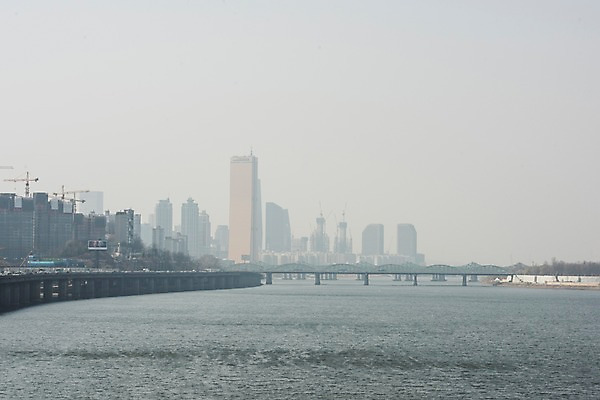 포토 JPG 주간 서울 공해 사람없음 야외 도시 오염 한강 먼지 대기오염 황사 가교 미세먼지 국내포토 자연요소 건축물 한국 환경오염 랜드마크 파일형식