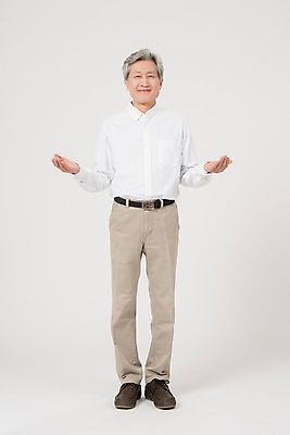 포토 JPG 스튜디오촬영 전신 노년 남자 안내 실내 한명 서기 미소 사람 손짓 앞모습 손들기 한국인 60대 노인남자한명만 국내포토 1 뷰포인트 모션 표정 동양인 성인 내부 남자한명만 노인남자만 파일형식 인종 남자만 노인만 성인만