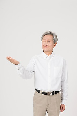 포토 JPG 스튜디오촬영 응시 노년 남자 안내 실내 한명 서기 미소 사람 손짓 상반신 앞모습 손들기 한국인 60대 노인남자한명만 국내포토 1 시선 뷰포인트 모션 표정 동양인 성인 내부 남자한명만 노인남자만 파일형식