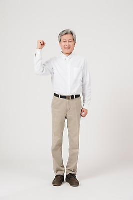 포토 JPG 스튜디오촬영 전신 노년 남자 실내 한명 서기 미소 사람 손짓 앞모습 파이팅 주먹 한국인 60대 노인남자한명만 국내포토 1 뷰포인트 모션 표정 동양인 성인 내부 남자한명만 노인남자만 파일형식 인종 남자만 노인만 성인만