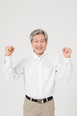 포토 JPG 스튜디오촬영 노년 남자 실내 한명 서기 미소 사람 손짓 상반신 앞모습 파이팅 주먹 한국인 60대 노인남자한명만 국내포토 1 뷰포인트 모션 표정 동양인 성인 내부 남자한명만 노인남자만 파일형식 인종 남자만 노인만 성인만