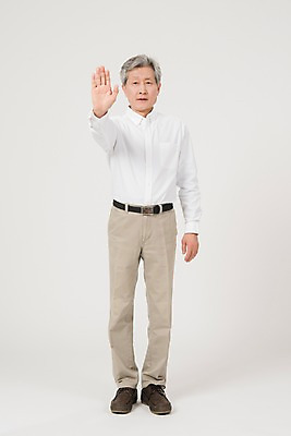 포토 JPG 스튜디오촬영 전신 노년 남자 실내 한명 서기 사람 손짓 앞모습 손들기 한국인 금지 정지 60대 엄격한 노인남자한명만 국내포토 1 뷰포인트 모션 동양인 성인 내부 남자한명만 노인남자만 파일형식