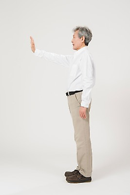 포토 JPG 스튜디오촬영 전신 노년 남자 실내 한명 서기 사람 손짓 옆모습 손들기 한국인 금지 정지 60대 엄격한 노인남자한명만 국내포토 1 뷰포인트 모션 동양인 성인 내부 남자한명만 노인남자만 파일형식