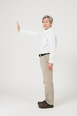 포토 JPG 스튜디오촬영 전신 노년 남자 실내 한명 서기 사람 손짓 옆모습 손들기 한국인 밀기 60대 노인남자한명만 국내포토 1 뷰포인트 모션 동양인 성인 내부 남자한명만 노인남자만 파일형식