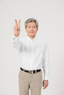 포토 JPG 스튜디오촬영 노년 남자 2 실내 한명 서기 미소 사람 손짓 상반신 앞모습 손들기 한국인 60대 브이 노인남자한명만 국내포토 1 뷰포인트 모션 표정 동양인 성인 내부 남자한명만 노인남자만 파일형식 인종 남자만 노인만 성인만