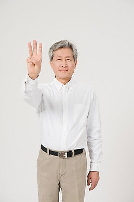 포토 JPG 스튜디오촬영 노년 남자 실내 3 한명 서기 사람 손짓 상반신 앞모습 손들기 한국인 60대 노인남자한명만 국내포토 1 뷰포인트 모션 동양인 성인 내부 남자한명만 노인남자만 파일형식
