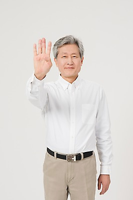 포토 JPG 스튜디오촬영 노년 남자 실내 한명 서기 사람 손짓 상반신 앞모습 손들기 한국인 4 60대 노인남자한명만 국내포토 1 뷰포인트 모션 동양인 성인 내부 숫자 남자한명만 노인남자만 파일형식