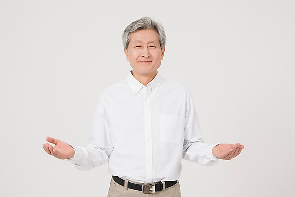 포토 JPG 스튜디오촬영 노년 남자 안내 실내 한명 서기 미소 사람 손짓 상반신 앞모습 한국인 60대 손내밀기 노인남자한명만 국내포토 1 뷰포인트 모션 표정 동양인 성인 내부 남자한명만 노인남자만 파일형식 인종 남자만 노인만 성인만