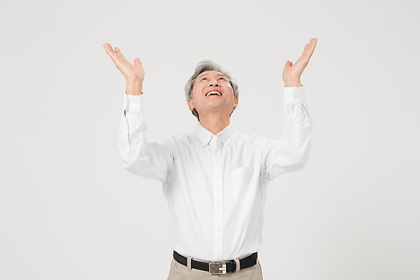 포토 JPG 스튜디오촬영 노년 남자 실내 한명 서기 웃음 사람 손짓 상반신 앞모습 손들기 한국인 올려보기 60대 노인남자한명만 국내포토 1 뷰포인트 모션 표정 동양인 성인 내부 남자한명만 노인남자만 파일형식