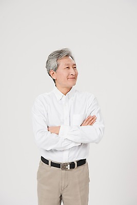 포토 JPG 스튜디오촬영 응시 노년 남자 실내 한명 서기 미소 사람 상반신 앞모습 팔짱 한국인 60대 노인남자한명만 국내포토 1 시선 뷰포인트 모션 표정 동양인 성인 내부 남자한명만 노인남자만 파일형식 인종 남자만 노인만 성인만