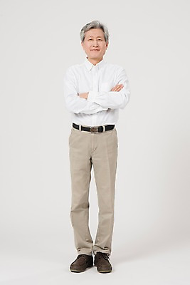 포토 JPG 스튜디오촬영 전신 노년 남자 실내 한명 서기 미소 사람 앞모습 팔짱 한국인 60대 노인남자한명만 국내포토 1 뷰포인트 모션 표정 동양인 성인 내부 남자한명만 노인남자만 파일형식