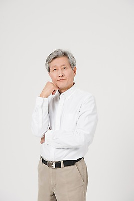포토 JPG 스튜디오촬영 응시 노년 남자 생각 실내 한명 서기 사람 상반신 앞모습 턱괴기 한국인 60대 노인남자한명만 국내포토 1 시선 뷰포인트 모션 동양인 성인 내부 남자한명만 노인남자만 파일형식