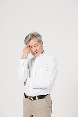 포토 JPG 스튜디오촬영 노년 남자 생각 실내 한명 서기 사람 손짓 상반신 앞모습 눈감음 한국인 60대 고민 노인남자한명만 국내포토 1 감정 뷰포인트 모션 동양인 성인 내부 남자한명만 노인남자만 파일형식