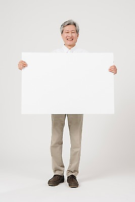 포토 JPG 스튜디오촬영 전신 배너 노년 남자 사각프레임 광고판 알림판 실내 한명 서기 미소 들기 사람 앞모습 한국인 60대 노인남자한명만 국내포토 1 뷰포인트 모션 프레임 표정 동양인 성인 내부 사각형 판 남자한명만 노인남자만 파일형식 도형 인종 남자만 노인만 성인만