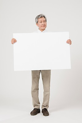 포토 JPG 스튜디오촬영 전신 배너 노년 남자 사각프레임 광고판 알림판 실내 한명 서기 들기 사람 앞모습 한국인 60대 노인남자한명만 국내포토 1 뷰포인트 모션 프레임 동양인 성인 내부 사각형 판 남자한명만 노인남자만 파일형식