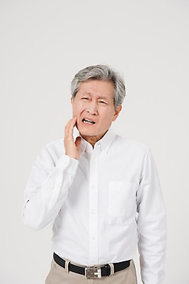 포토 JPG 스튜디오촬영 노년 남자 실내 한명 서기 사람 상반신 앞모습 고통 한국인 찡그림 60대 치통 노인남자한명만 국내포토 1 감정 뷰포인트 모션 표정 동양인 성인 내부 질병 남자한명만 노인남자만 파일형식