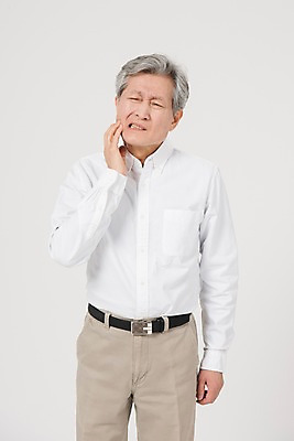 포토 JPG 스튜디오촬영 노년 남자 실내 한명 서기 사람 상반신 앞모습 고통 한국인 찡그림 60대 치통 노인남자한명만 국내포토 1 감정 뷰포인트 모션 표정 동양인 성인 내부 질병 남자한명만 노인남자만 파일형식