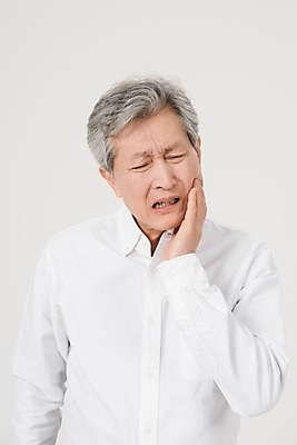 포토 JPG 스튜디오촬영 노년 남자 실내 한명 서기 사람 상반신 앞모습 고통 한국인 찡그림 60대 치통 노인남자한명만 국내포토 1 감정 뷰포인트 모션 표정 동양인 성인 내부 질병 남자한명만 노인남자만 파일형식