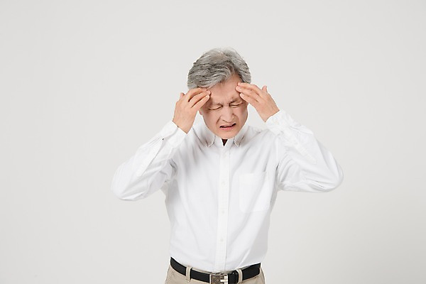 포토 JPG 스튜디오촬영 노년 남자 실내 한명 서기 사람 상반신 앞모습 고통 한국인 찡그림 60대 두통 노인남자한명만 국내포토 1 감정 뷰포인트 모션 표정 동양인 성인 내부 질병 남자한명만 노인남자만 파일형식