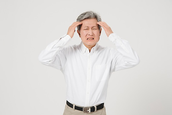 포토 JPG 스튜디오촬영 노년 남자 실내 한명 서기 사람 상반신 앞모습 고통 한국인 찡그림 60대 두통 노인남자한명만 국내포토 1 감정 뷰포인트 모션 표정 동양인 성인 내부 질병 남자한명만 노인남자만 파일형식