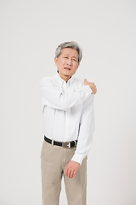 포토 JPG 스튜디오촬영 노년 남자 실내 한명 서기 사람 상반신 앞모습 고통 한국인 찡그림 60대 어깨통증 노인남자한명만 국내포토 1 감정 뷰포인트 모션 표정 동양인 성인 내부 질병 남자한명만 노인남자만 파일형식