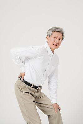 포토 JPG 스튜디오촬영 노년 남자 실내 한명 서기 사람 상반신 옆모습 고통 한국인 찡그림 60대 무릎통증 노인남자한명만 국내포토 1 감정 뷰포인트 모션 표정 동양인 성인 내부 남자한명만 노인남자만 파일형식