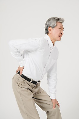 포토 JPG 스튜디오촬영 노년 남자 실내 한명 서기 사람 상반신 옆모습 고통 한국인 찡그림 60대 무릎통증 허리통증 노인남자한명만 국내포토 1 감정 뷰포인트 모션 표정 동양인 성인 내부 남자한명만 노인남자만 파일형식 인종 남자만 노인만 성인만